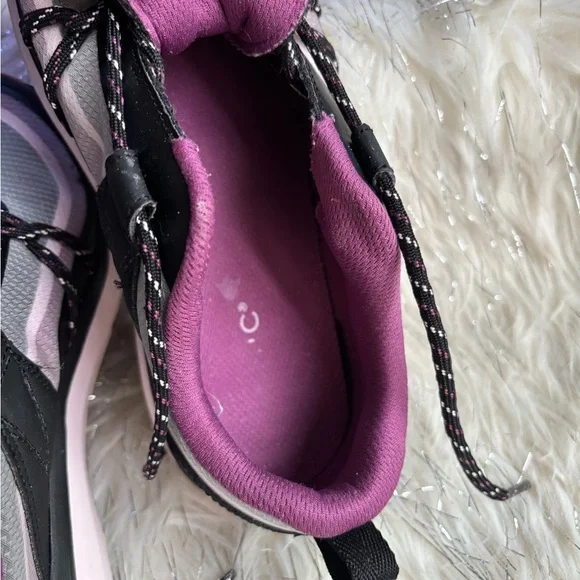 VIONIC Black and Pink Low-Top Sneakers with Rubber Sole - Picture 9 of 13